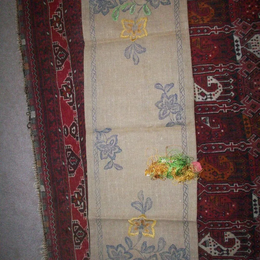 Vintage Floral Burlap Printed Needlepoint Runner Kit & Thread Made UK 42